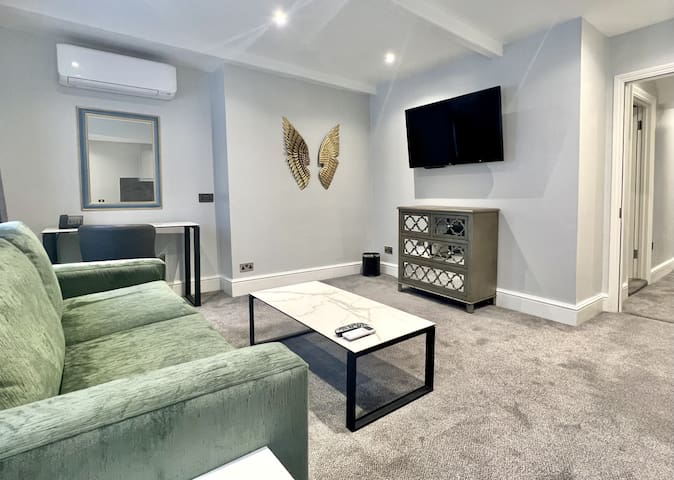 2 Bed/2 Bath Modern Flat, Sky TV, Air Con gallery image 4