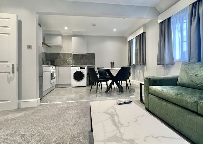 2 Bed/2 Bath Modern Flat, Sky TV, Air Con gallery image 2