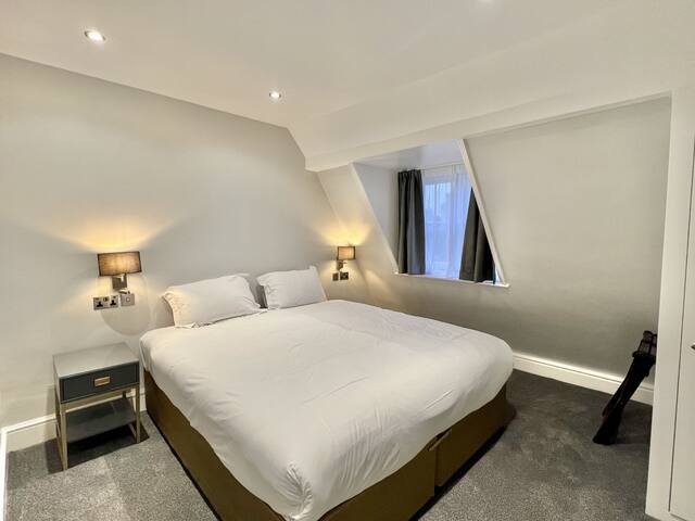 2 Bed/2 Bath Modern Flat, Sky TV, Air Con gallery image 5