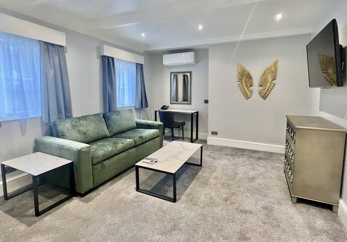 2 Bed/2 Bath Modern Flat, Sky TV, Air Con gallery image 3