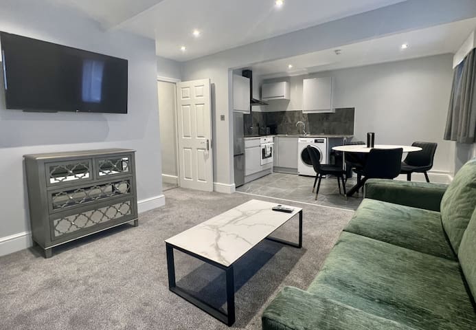 2 Bed/2 Bath Modern Flat, Sky TV, Air Con