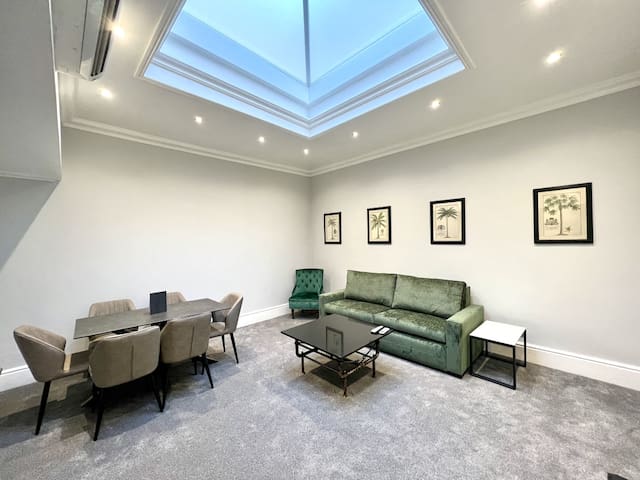 3 bed/3 Bath Modern Flat, Patio, Sky TV, AC gallery image 2