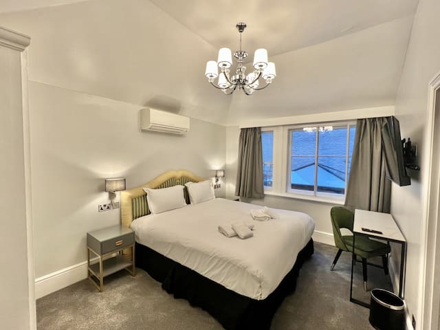 3 bed/3 Bath Modern Flat, Patio, Sky TV, AC gallery image 3