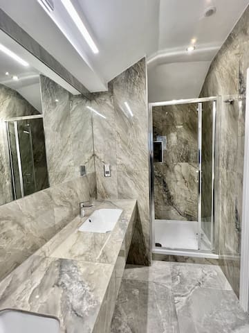 3 bed/3 Bath Modern Flat, Patio, Sky TV, AC gallery image 5