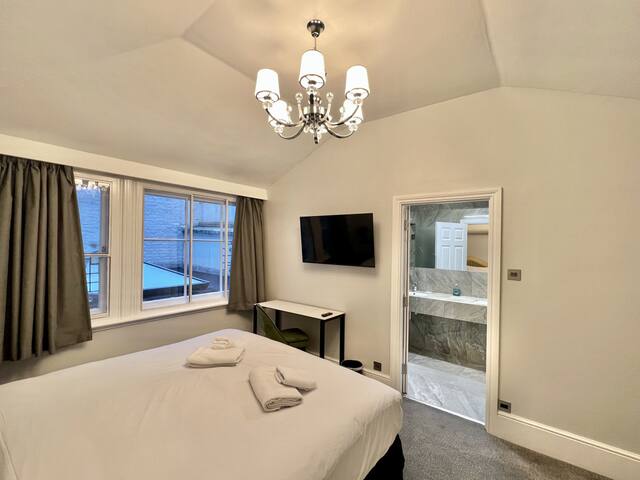 3 bed/3 Bath Modern Flat, Patio, Sky TV, AC gallery image 4