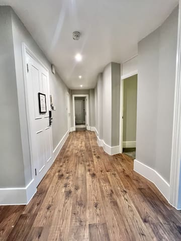 3 Bed/3 Bath Modern Flat, Patio, Sky TV, AC gallery image 4