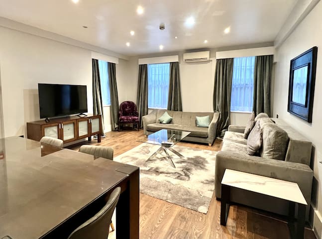 3 Bed/3 Bath Modern Flat, Patio, Sky TV, AC gallery image 3