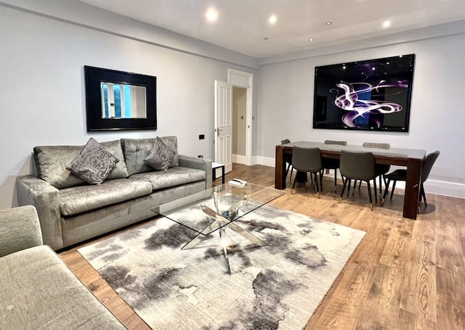 3 Bed/3 Bath Modern Flat, Patio, Sky TV, AC gallery image 2
