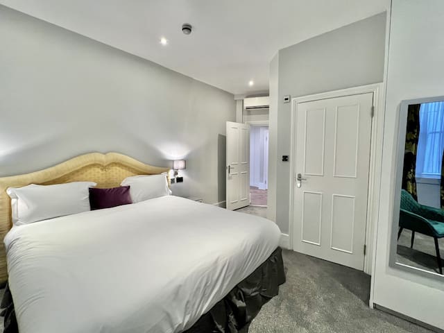 3 Bed/3 Bath Modern Flat, Patio, Sky TV, AC gallery image 5