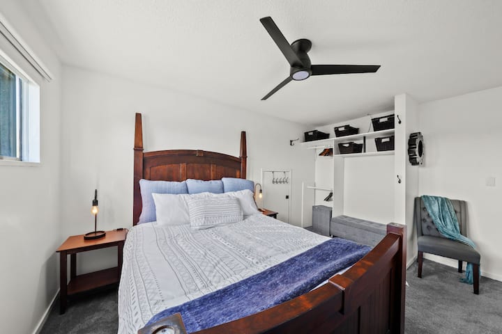 Cómodo dormitorio con cama tamaño King