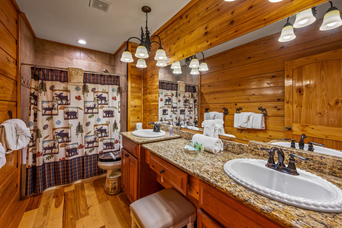 Full bathroom 4 at Majestica Lodge