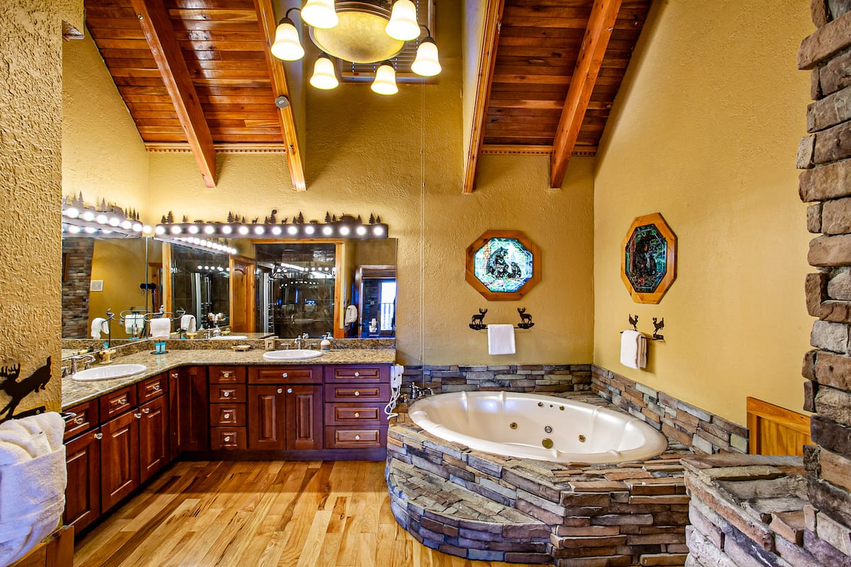 Master Bathroom at Majestica Lodge