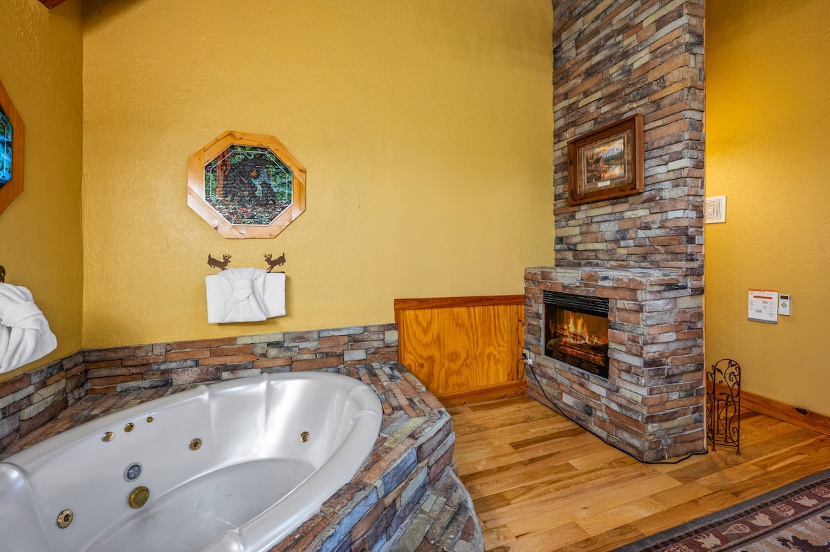 Master Bathroom at Majestica Lodge