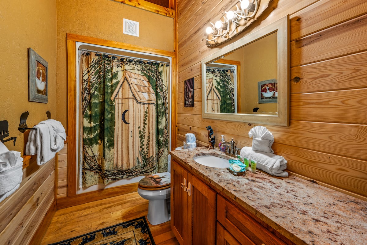 Full bathroom 3 at Majestica Lodge