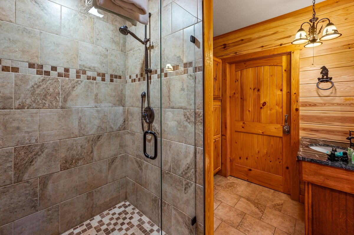 Full bathroom 2 at Majestica Lodge