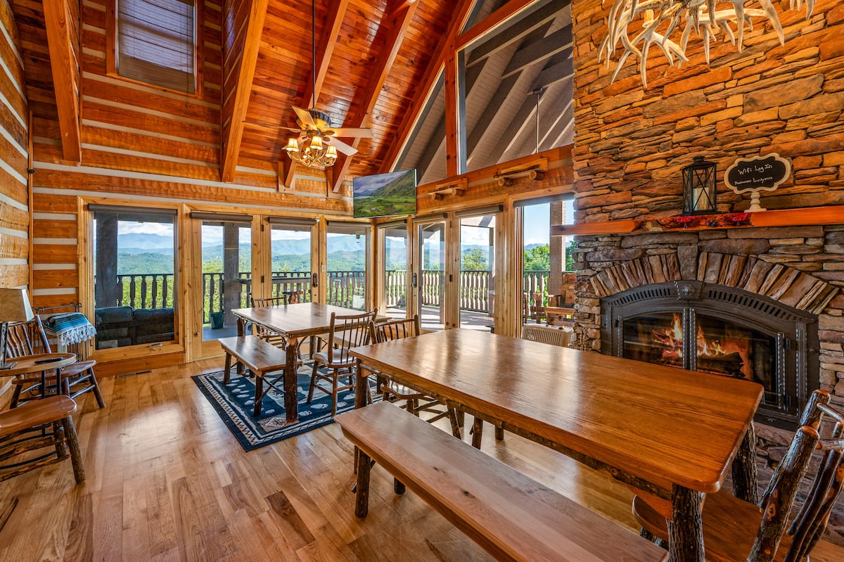 Dining Room at Majestica Lodge