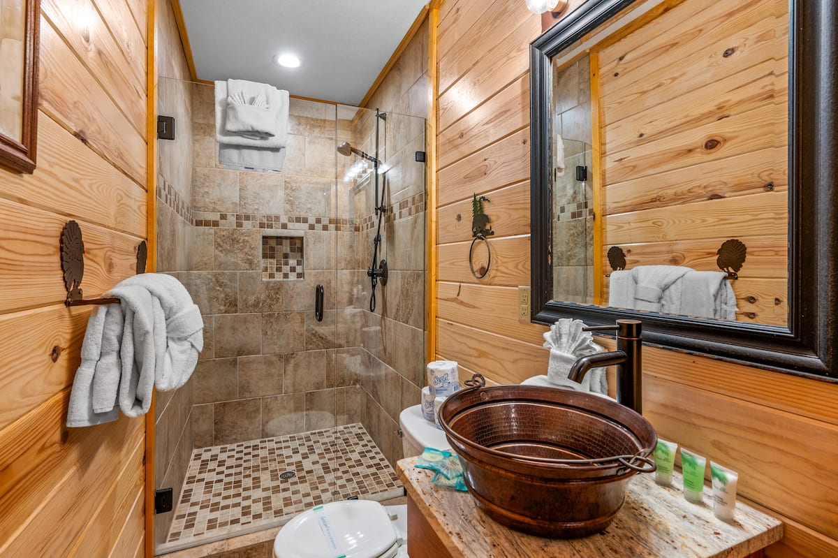 Full bathroom 2 at Majestica Lodge