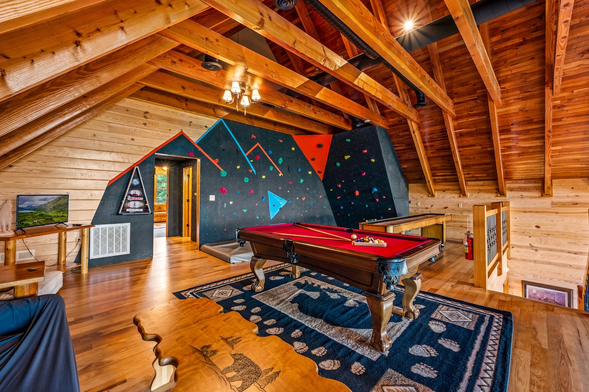 Game room 1 at Majestica Lodge