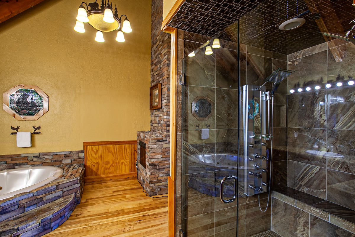 Master Bathroom at Majestica Lodge