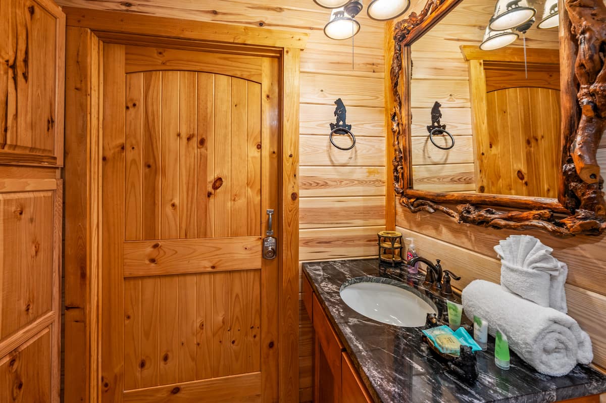 Full bathroom 6 at Majestica Lodge