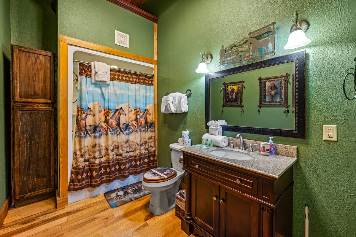 Full bathroom 5 at Majestica Lodge