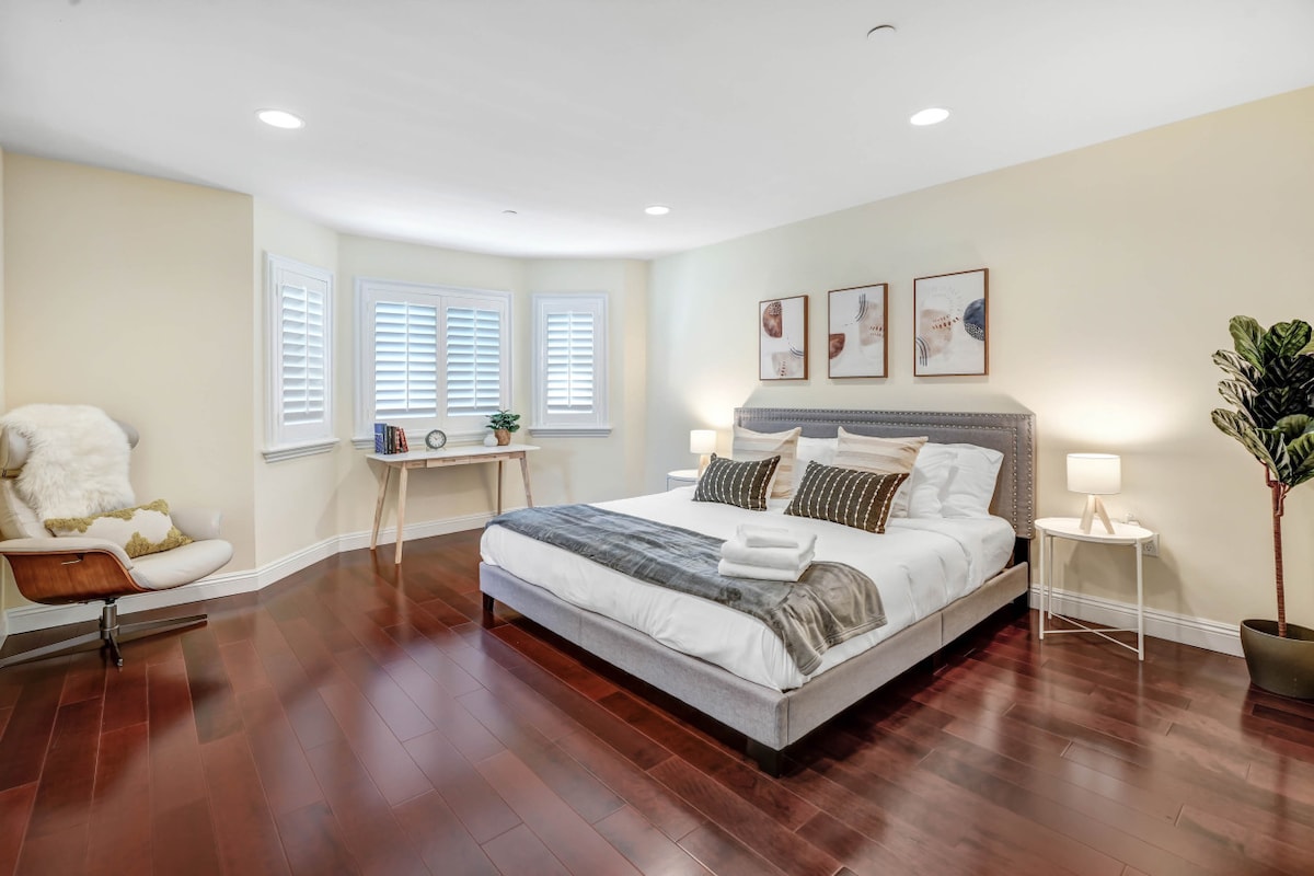 לעבוד או להירגע בסטייל עם שולחן ייעודי, כיסא וטלוויזיה 55 אינץ' ממש בחדר השינה שלכם.