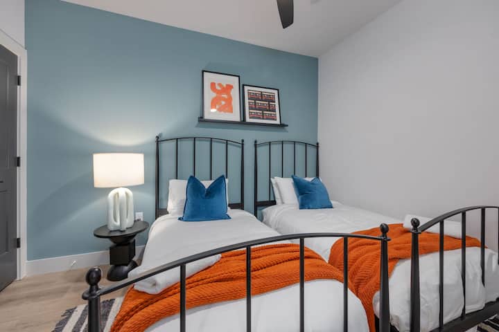 غرفة نوم ثانية بسريرين متماثلين وخزانة.