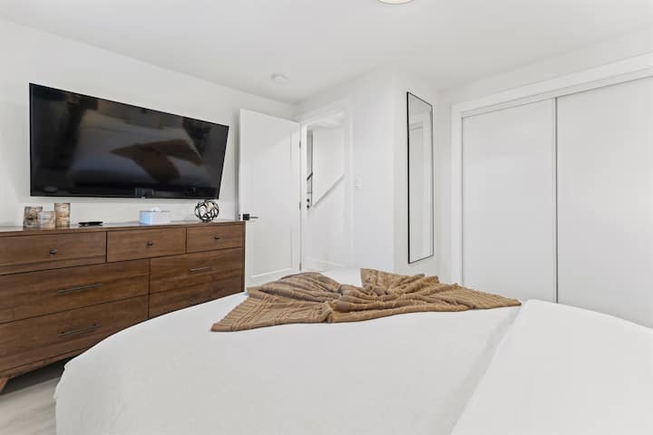 Საძინებელი 55"-იანი სმარტ-ტელევიზორით - გააზიარეთ თქვენი საყვარელი გადაცემები კომფორტულად.