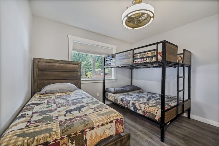 Perfeito para grupos ou famílias com crianças, este quarto dispõe de uma cama de beliche queen size com