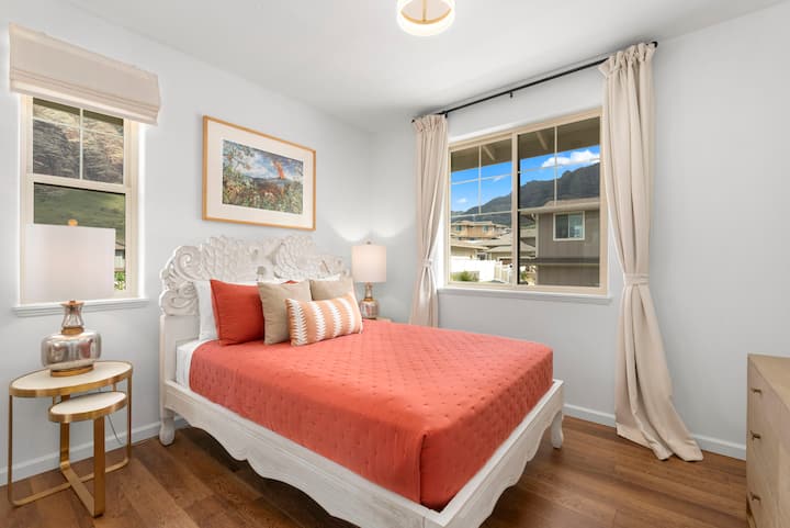 Chumba cha kulala 2 kina kitanda cha malkia.