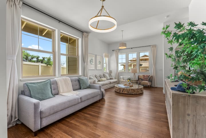 Ubunifu wa ndani wa Chic na wa kisasa wenye sofa 2 za kulala.