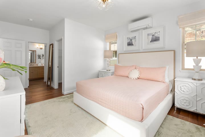 Chumba cha kulala cha msingi kina kitanda cha mfalme, bafu la ndani na kabati la kuingia.