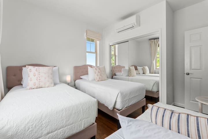 Chumba cha 3 cha kulala kina vitanda 2 pacha na kitanda pacha.