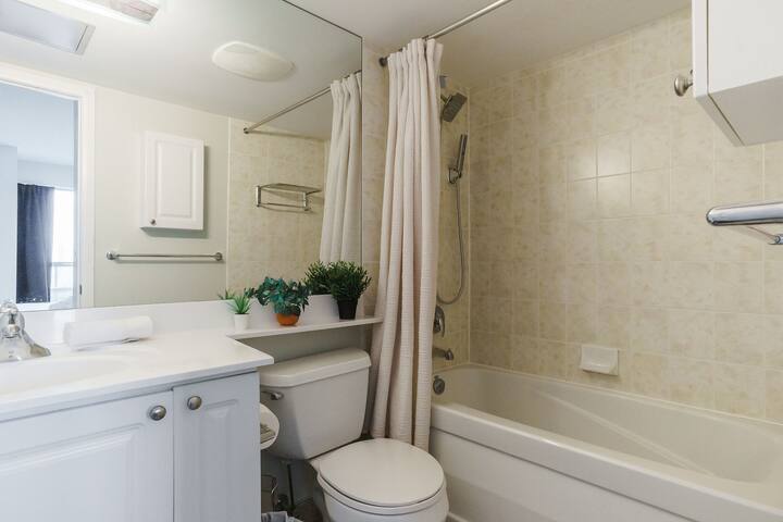 Lakefront 2 bed, 2 bath Downtown Toronto W/Parking gallery image 2