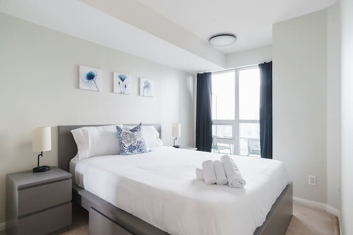 Lakefront 2 bed, 2 bath Downtown Toronto W/Parking