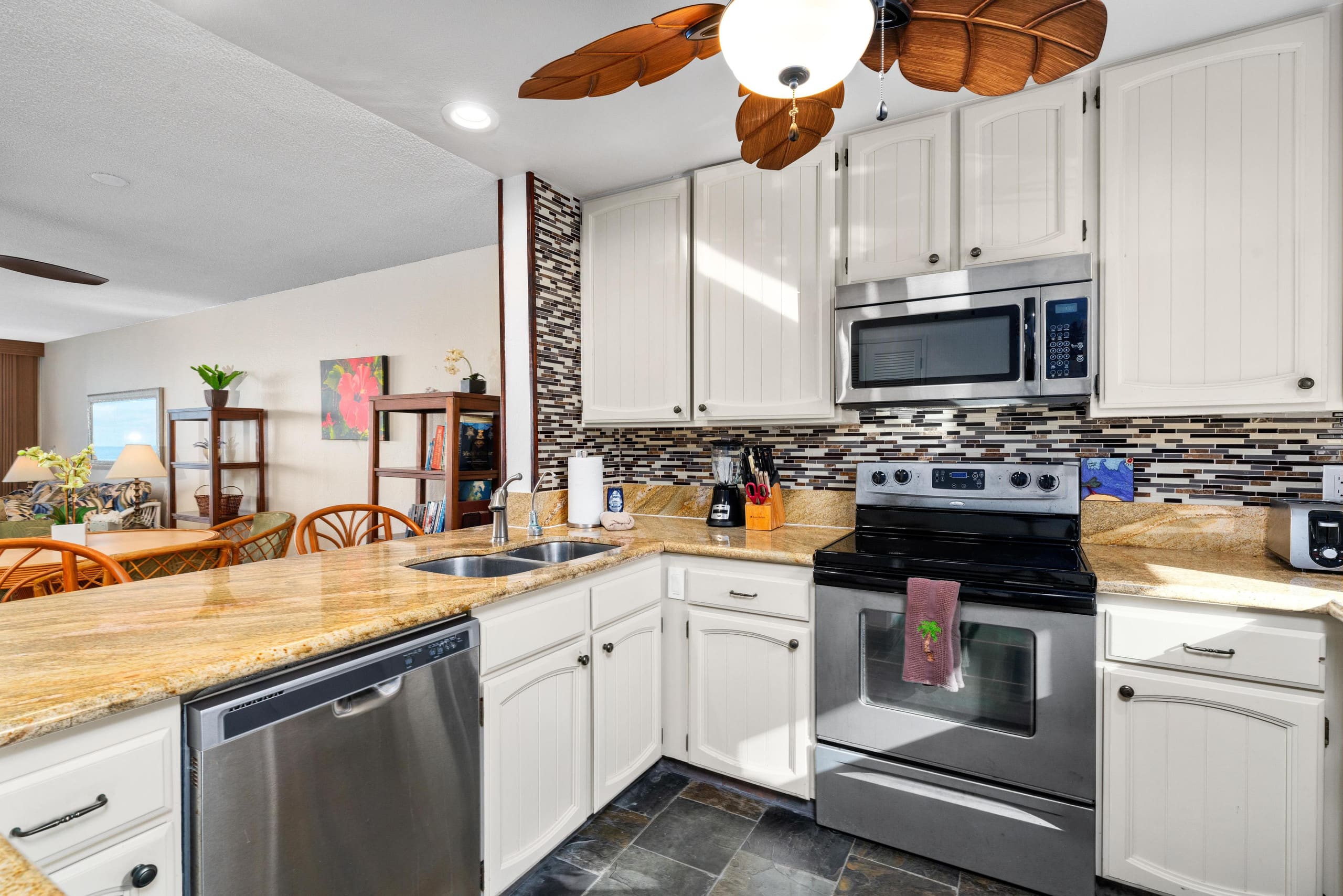 Condo in Kailua-Kona · ★4.62 · 2 bedrooms · 3 beds · 2 shared baths - Image 21