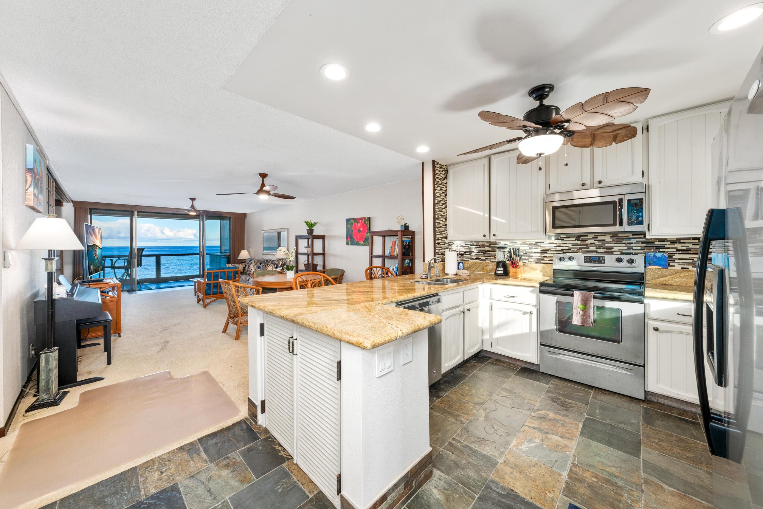 Condo in Kailua-Kona · ★4.62 · 2 bedrooms · 3 beds · 2 shared baths - Image 3