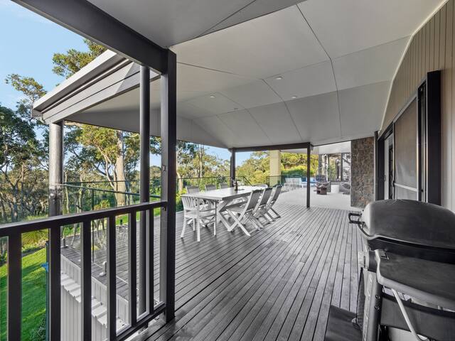 The Roo House—Sprawling Bushland Retreat near Town gallery image 4