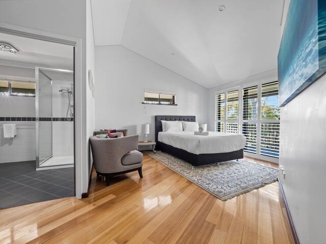 The Roo House—Sprawling Bushland Retreat near Town gallery image 3