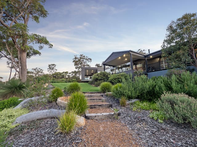 The Roo House—Sprawling Bushland Retreat near Town