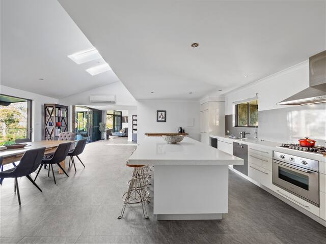 The Roo House—Sprawling Bushland Retreat near Town gallery image 5