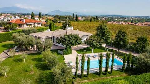 Villa Carini with 3000 mq garden & heated pool