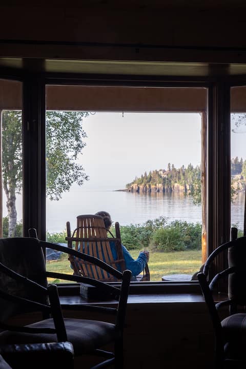 Lakefront retreat, river/wood fireplace/hot tub
