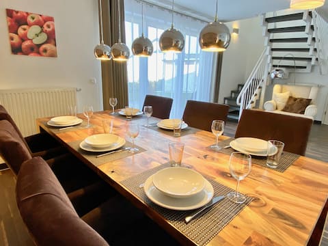 Deluxe vacation home with sauna & fireplace