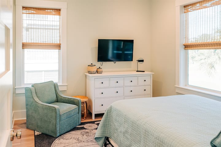 Dhoma e gjumit "Queen" në nivelin kryesor me pamje nga fusha e golfit