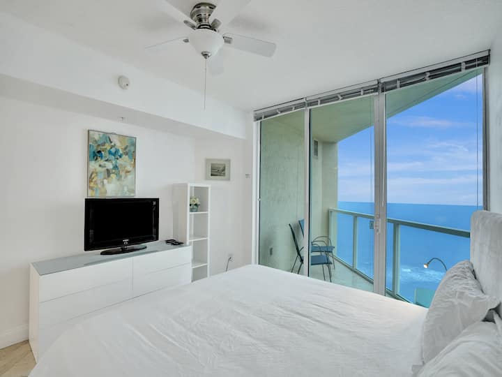 חדר שינה ראשי המשקיף לים.