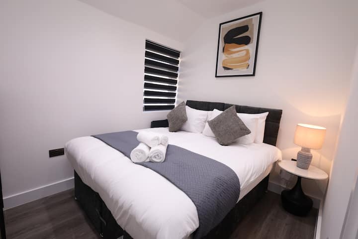 Modern 4-bed Watford Flat | 20-min To London - Watford