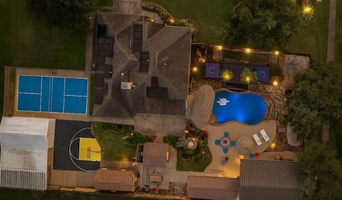 5Star Luxury Family Retreat w/Pool+HotTub+Tiki Bar