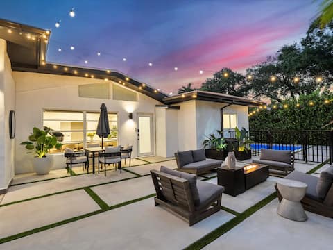 Amazing private retreat w/lake+htd pool+firetable