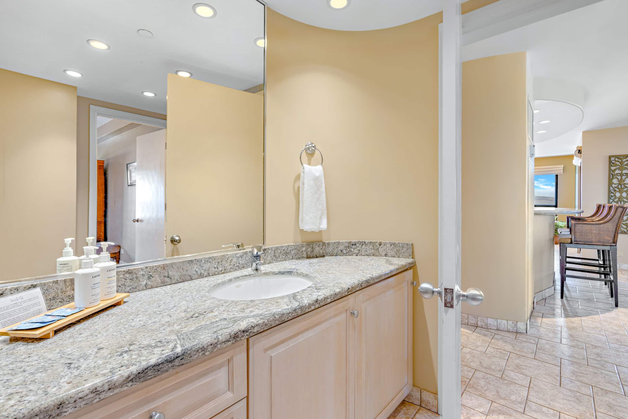 Condo in Lahaina · ★5.0 · 2 bedrooms · 3 beds · 2 baths - Image 12